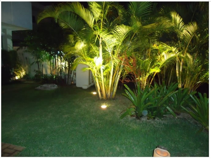 jardim iluminado com luz led